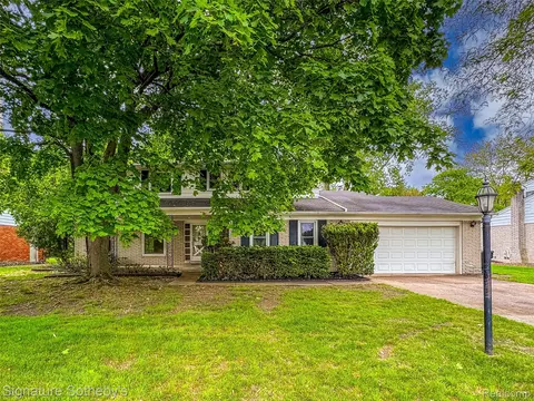 28988 Ramblewood Dr, Farmington Hills, MI 48334