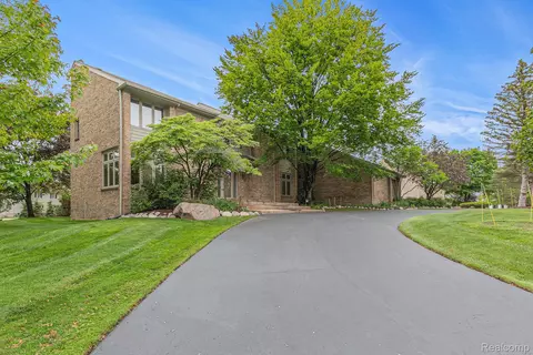 3870 Glen Falls Dr, Bloomfield Hills, MI 48302