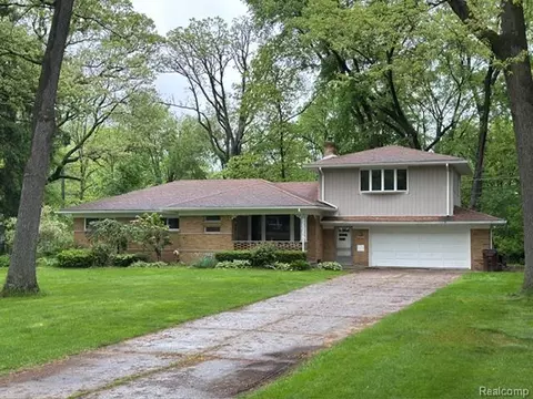 4973 Hampshire Dr, Shelby Township, MI 48316