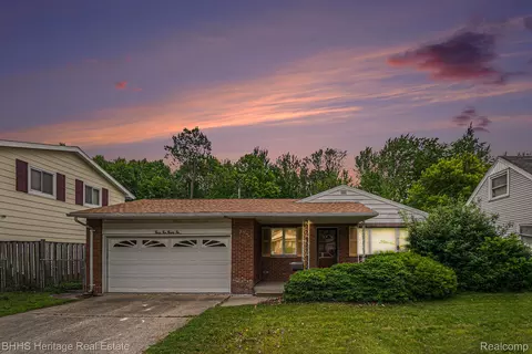 3226 Glasgow Dr, Lansing, MI 48911