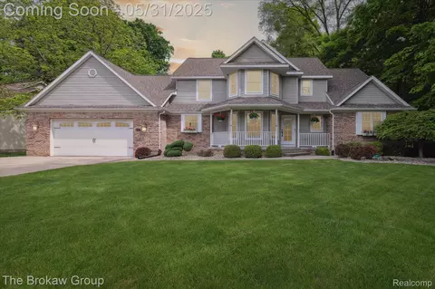 6387 Pinebrook Ln, Burton, MI 48509