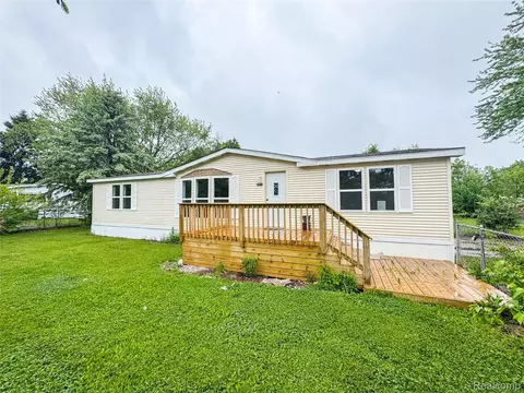 8909 E Country Ln, Venice, MI 48449