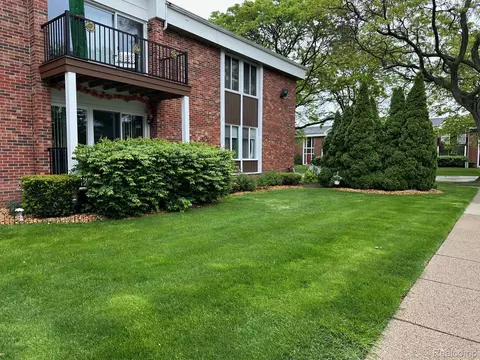 29446 Bobrich St #63, Livonia, MI 48152