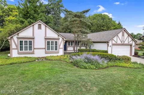 1477 Ashover Dr, Bloomfield Hills, MI 48304