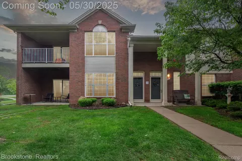 1806 Flagstone Cir, Rochester, MI 48307