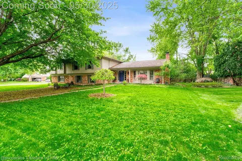 31723 Waltham Ct, Beverly Hills, MI 48025