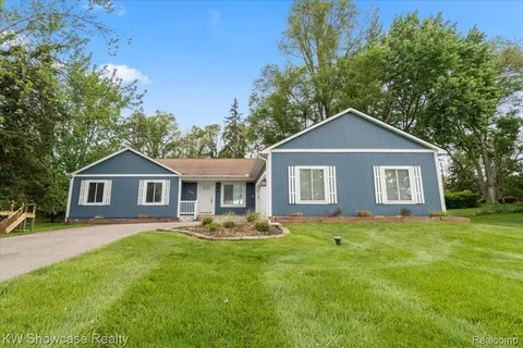 1188 Pinecrest Dr, White Lake, MI 48386