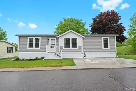 21 Pine, Highland, MI 48357