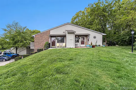 313 Spring Brooke Dr, Brighton, MI 48116