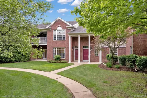 1721 Deepwood Cir, Rochester, MI 48307