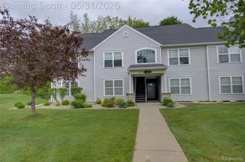 12402 Saint Andrews Way #25, Fenton, MI 48430