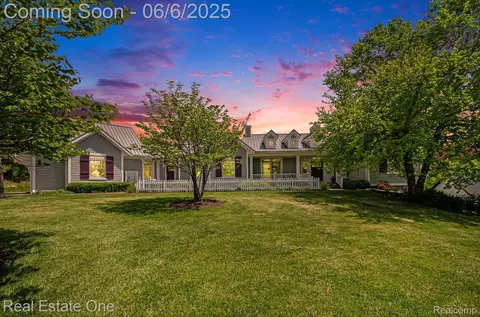 575 Tracy Ln, Milford, MI 48381