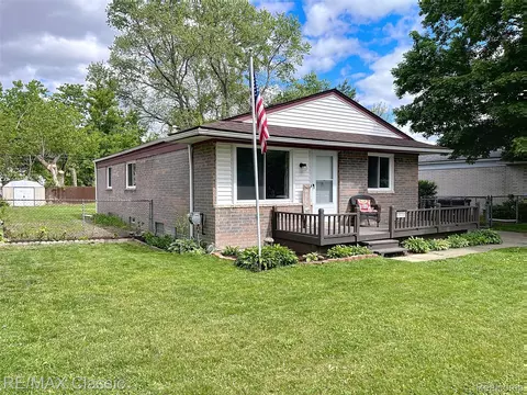 18316 Floral St, Livonia, MI 48152