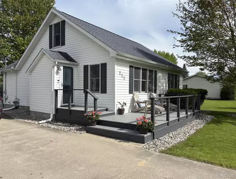 111 6th Ave, Tawas, MI 48763