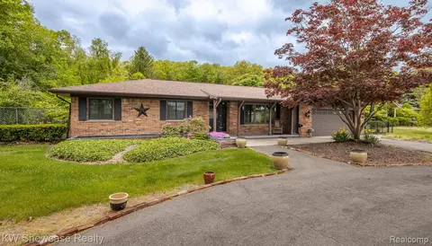 7337 Maceday Lake Rd, Waterford, MI 48329