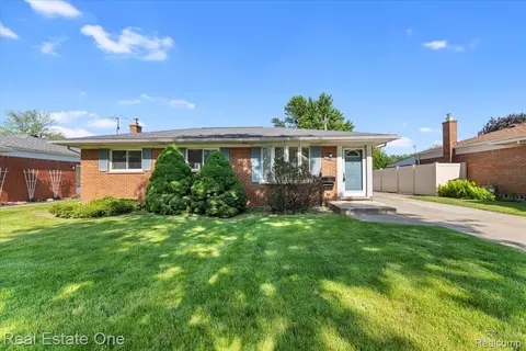 23707 E Fairway Dr, Woodhaven, MI 48183