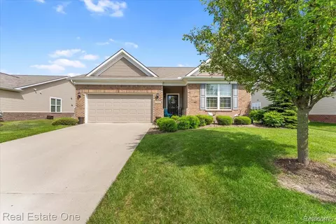 23893 Manistee Ln, Brownstown, MI 48134