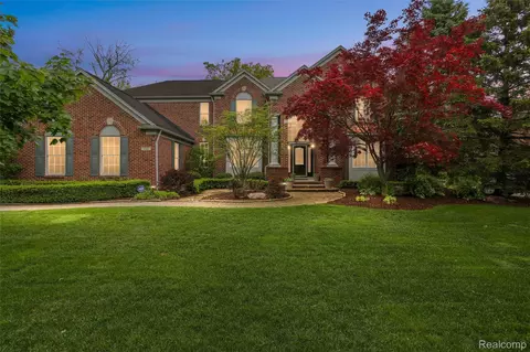 5687 Stonehaven Blvd, Oakland, MI 48306