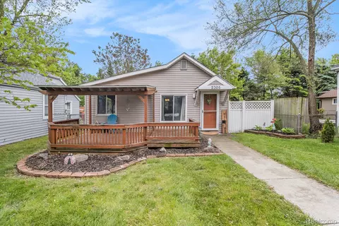 2305 Hester Ct, Keego Harbor, MI 48320
