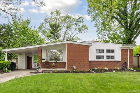 15400 Oak Park Blvd, Oak Park, MI 48237