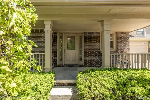 42900 Ledgeview Dr, Novi, MI 48377