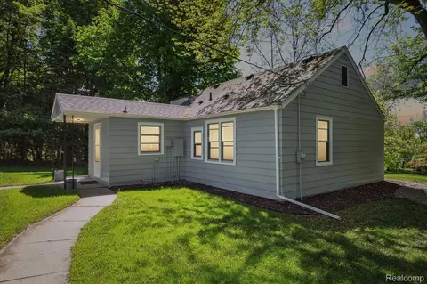32590 W Eleven Mile Rd, Farmington Hills, MI 48336