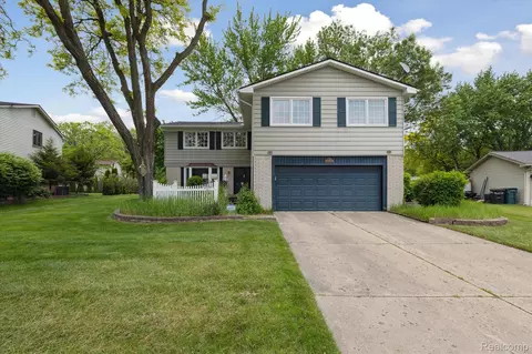 4134 Cypress Dr, Troy, MI 48085