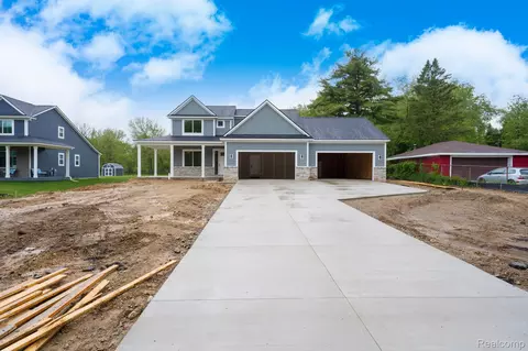1439 Merry Rd, Waterford, MI 48328