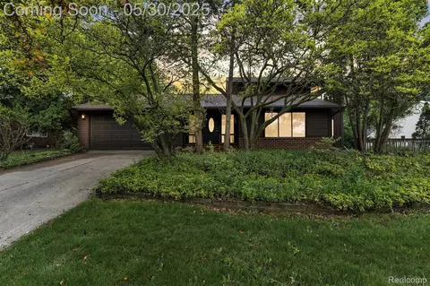 5772 Perrytown Dr, West Bloomfield, MI 48322
