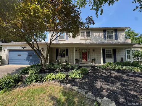 37298 Robindale Ct, Clinton Township, MI 48036