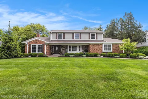 32032 Robinhood Dr, Beverly Hills, MI 48025