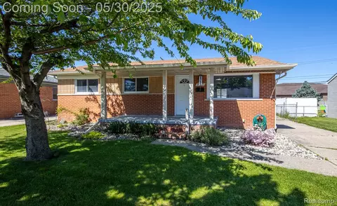 25883 Collingwood St, Roseville, MI 48066