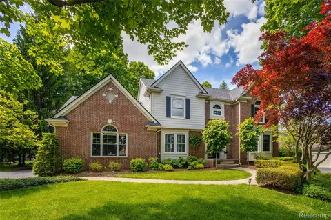 19531 Windridge Dr, Northville, MI 48167