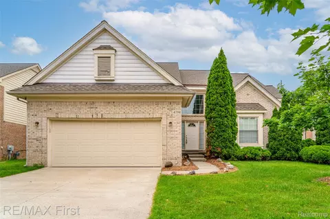 4798 Walnut Creek Dr, West Bloomfield, MI 48322