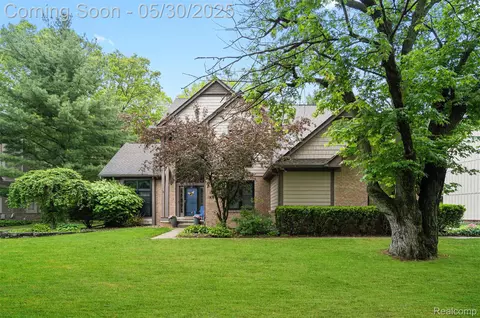 2640 Water Oaks Dr, West Bloomfield, MI 48324
