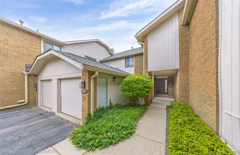 6487 Maple Hills Dr, Bloomfield Hills, MI 48301