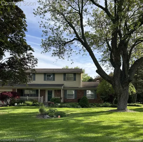 4315 Crestknoll Dr, Grand Blanc, MI 48439