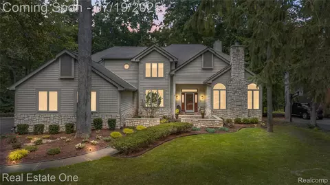 3574 Oakleaf Dr, West Bloomfield, MI 48324