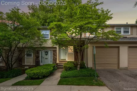 1652 Brentwood Dr, Troy, MI 48098