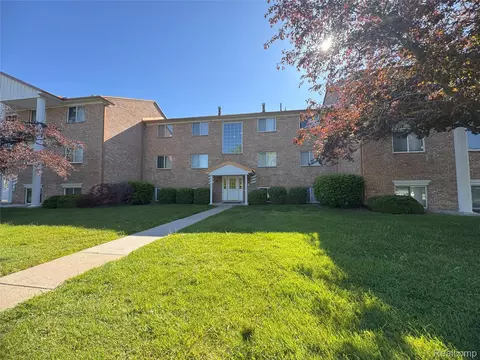 51174 Johns Dr #22, New Baltimore, MI 48047