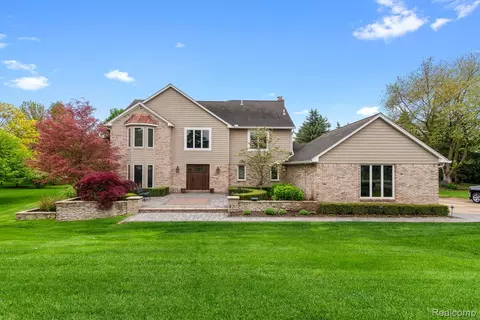 295 Oakbridge Dr, Rochester, MI 48306