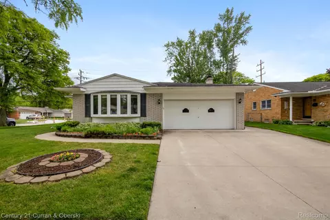 30115 Brookview Dr, Livonia, MI 48152