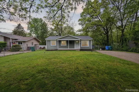 2600 Edgemere St, Commerce, MI 48382