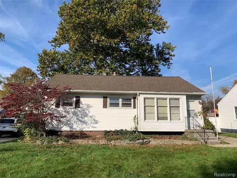 740 Chippewa St, Mount Clemens, MI 48043