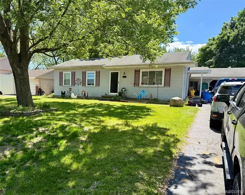 723 Los Arboles Dr, Wolverine Lake, MI 48390