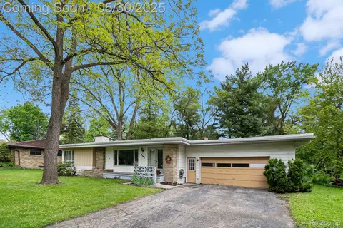 6151 Woodmoor Dr, Burton, MI 48509