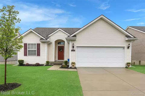 4428 Cross Creek Blvd, Burton, MI 48509