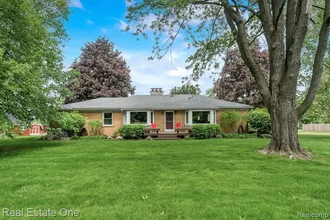 241 E Gunn Rd, Oakland, MI 48306