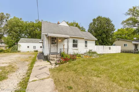 725 E Sherman St, Holly, MI 48442