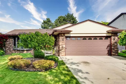 24705 Colonial Dr, Woodhaven, MI 48183